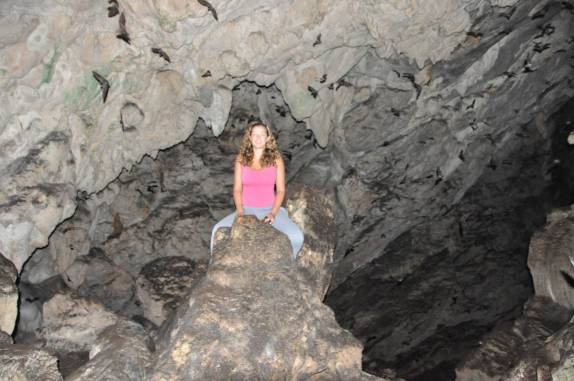 Posando na escuridão entre centenas de morcegos que saem da Caverna de Lanquin, na região de Semuc Champey, na Guatemala, para se alimentar durante a noite